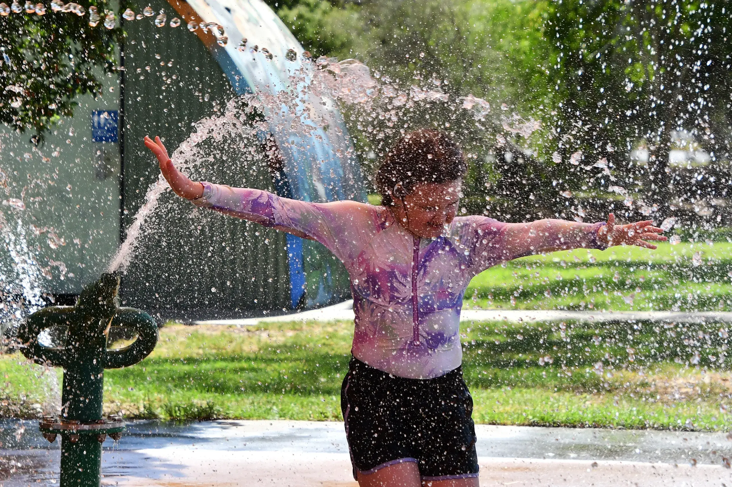 <p>Margaret King had a ball cooling off at the Forbes Splash Park on a Saturday the mercury peaked at 46 degrees. Thankfully the airport gauge recorded 39.2mm of rain in the weekend\\'s wet weather system. </p>\\n