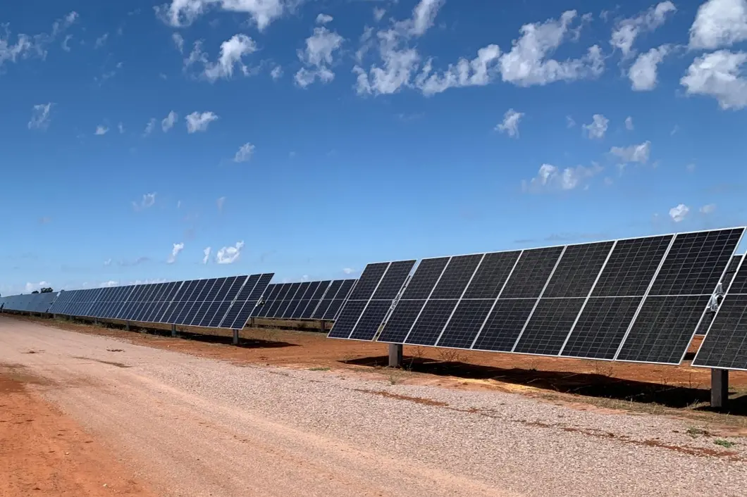 <p>Once operating, the Quorn Park Solar Hybrid farm in Parkes will be the first large-scale solar and battery hybrid power plant connected to Australia\\u2019s main grid</p>\\n