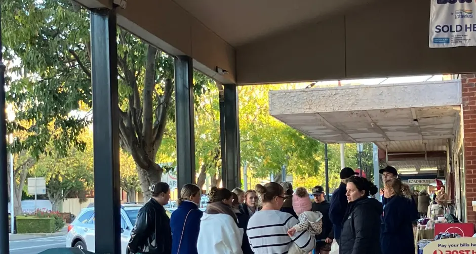 Cold Weather No Match for Mother’s Day Mingle Crowd